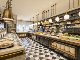 Daily buffet breakfast (CNY 98 per person)