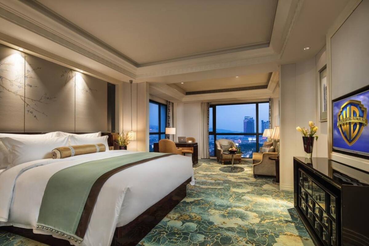 royal room | minibar, in-room safe, desk, blackout curtains