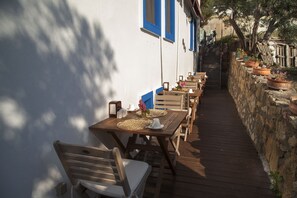 Free daily buffet breakfast - Iola Hotel (Bozcaada)