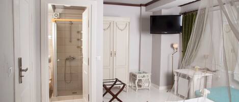 Camera doppia | Bagno | Doccia, set di cortesia gratuito, asciugacapelli, pantofole