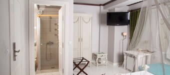Iola Hotel