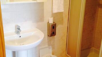 Suihku, ilmaiset hygieniatuotteet, hiustenkuivaaja, pyyhkeet