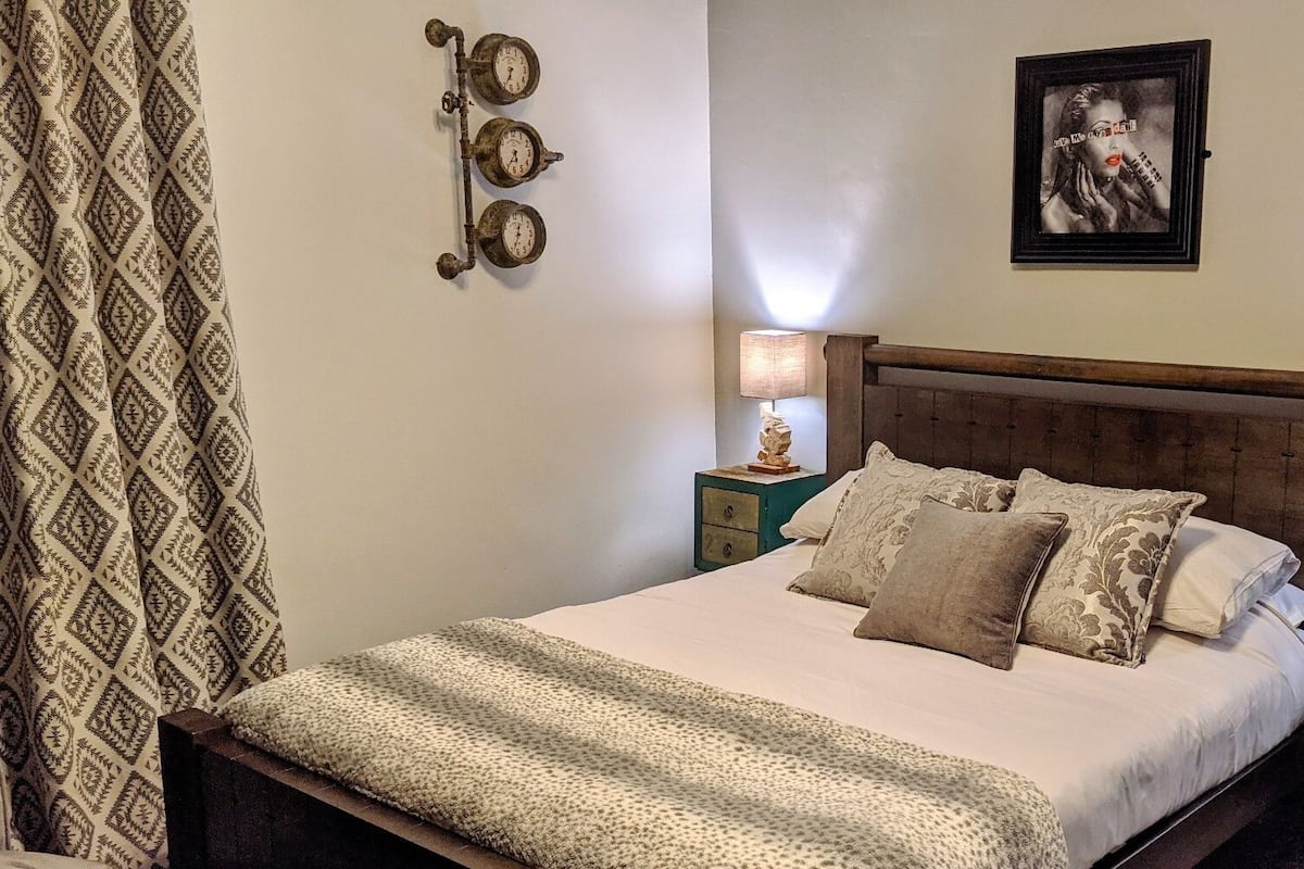 Tweepersoonskamer, en-suite badkamer (Room 2 King Ground Gloor) | 1 slaapkamer