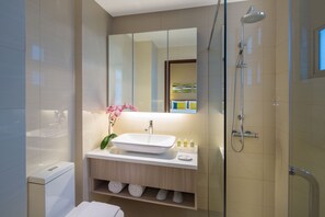 Apartamento, 2 habitaciones | Baño | Ducha, albornoces, zapatillas y toallas