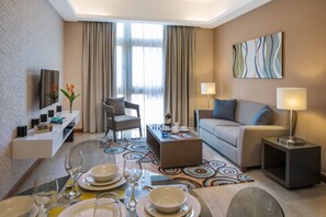 アパートメント 2 ベッドルーム | リビング エリア | 液晶テレビ、DVD プレーヤー