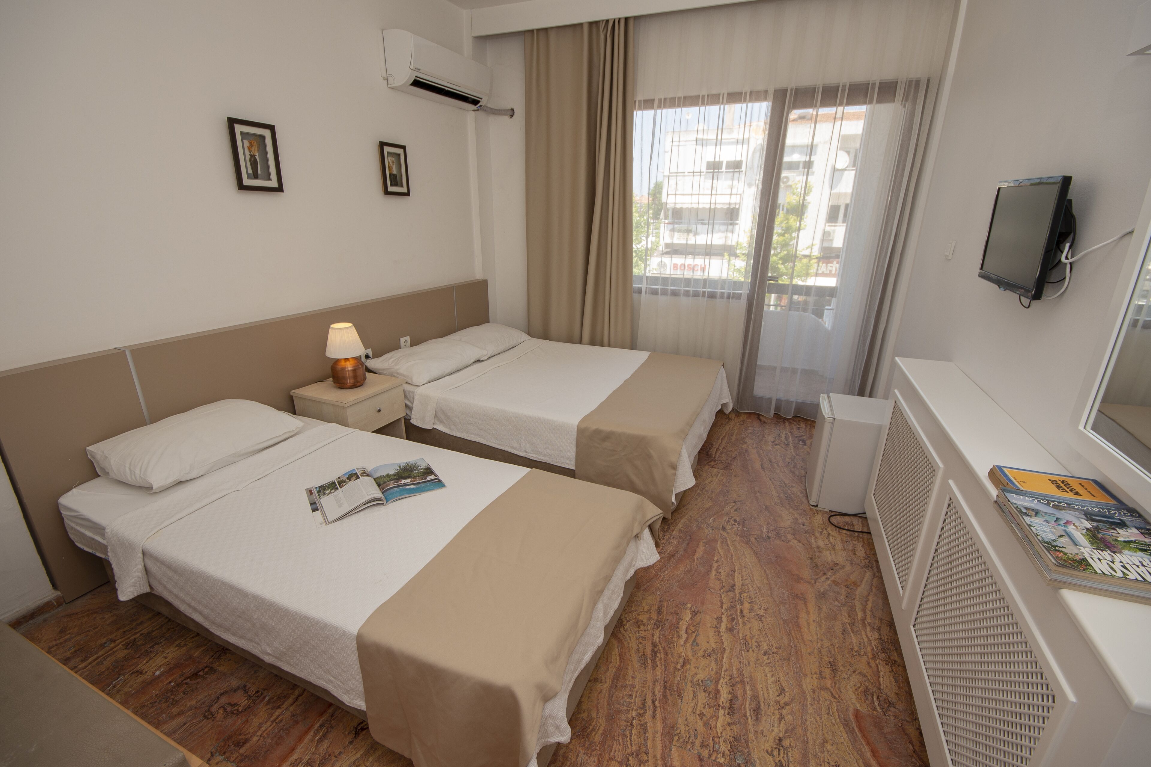 standard triple room, balcony | premium bedding, minibar, in-room safe, desk