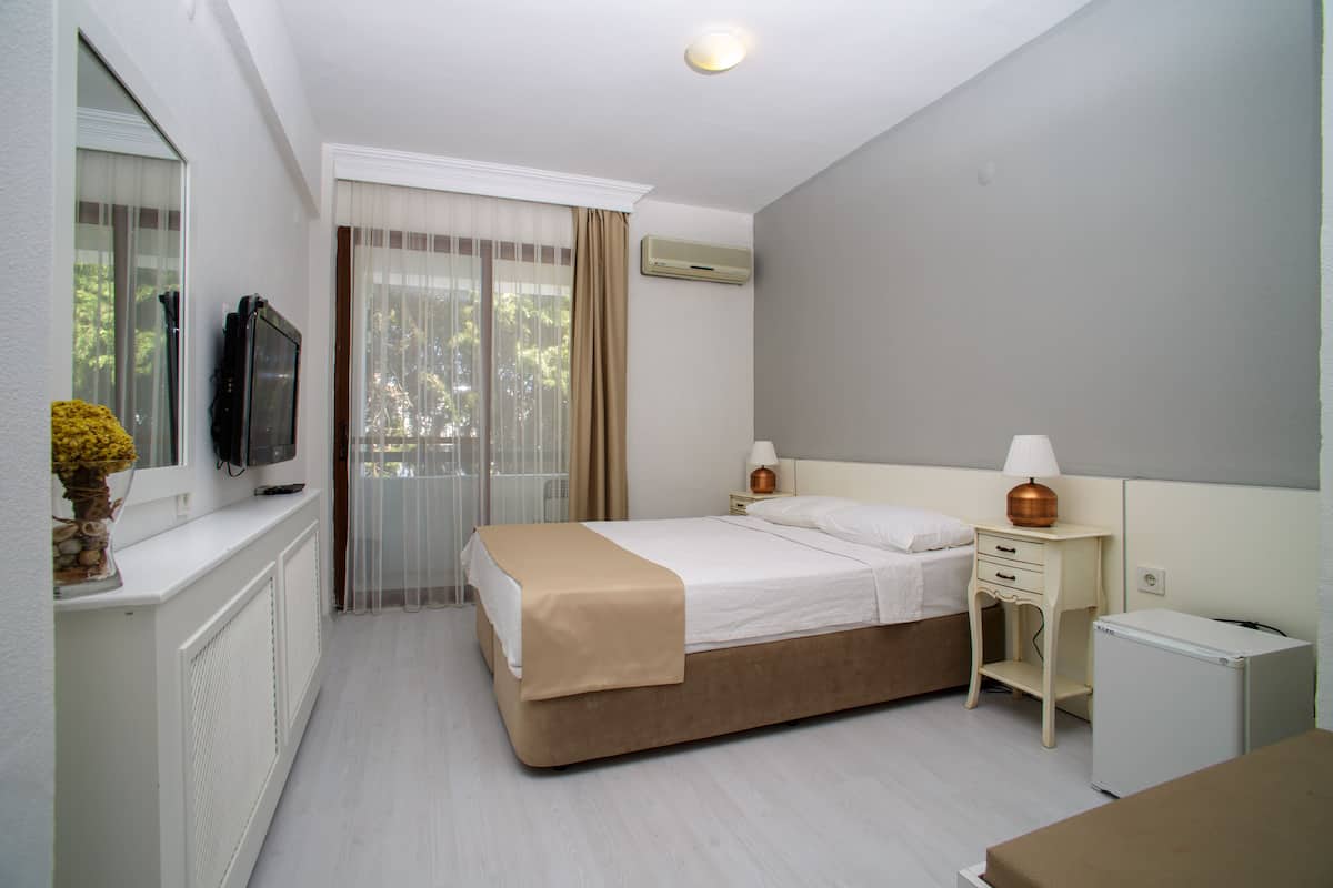 Standard Tek Büyük veya İki Ayrı Yataklı Oda, Balkon | Kaliteli yatak takımı, minibar, odada kasa, masa