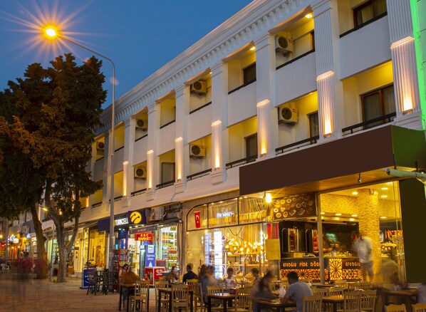 Front of property - Cesurlar Hotel (Cesme)