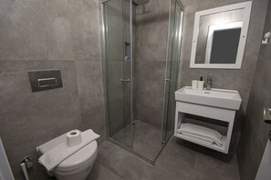 Shower, free toiletries, hair dryer, slippers - Cesurlar Hotel (Cesme)