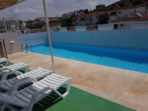 Outdoor pool, pool umbrellas, pool loungers - Ozgun Apart Hotel (Kusadasi)