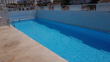 Udendørs pool, parasoller, liggestole