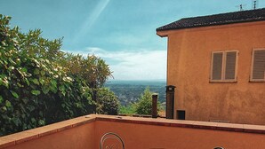 A terrace with a tiled floor, two metal chairs, and a small round table. - Albergo Bellavista (Lamporecchio)