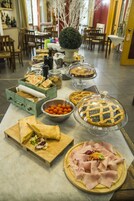 Desayuno buffet diario (EUR 13 por persona)