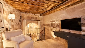 Deluxe Cave Rooms | Living area | 42-inch LCD TV with satellite channels, TV