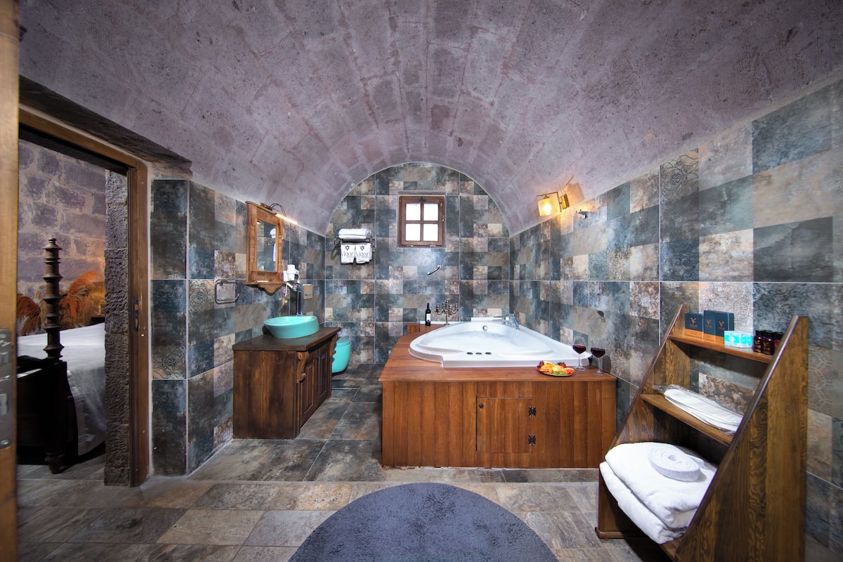 Underground Cave Rooms with Jacuzzi | Bathroom | Shower, free toiletries, hair dryer, bathrobes