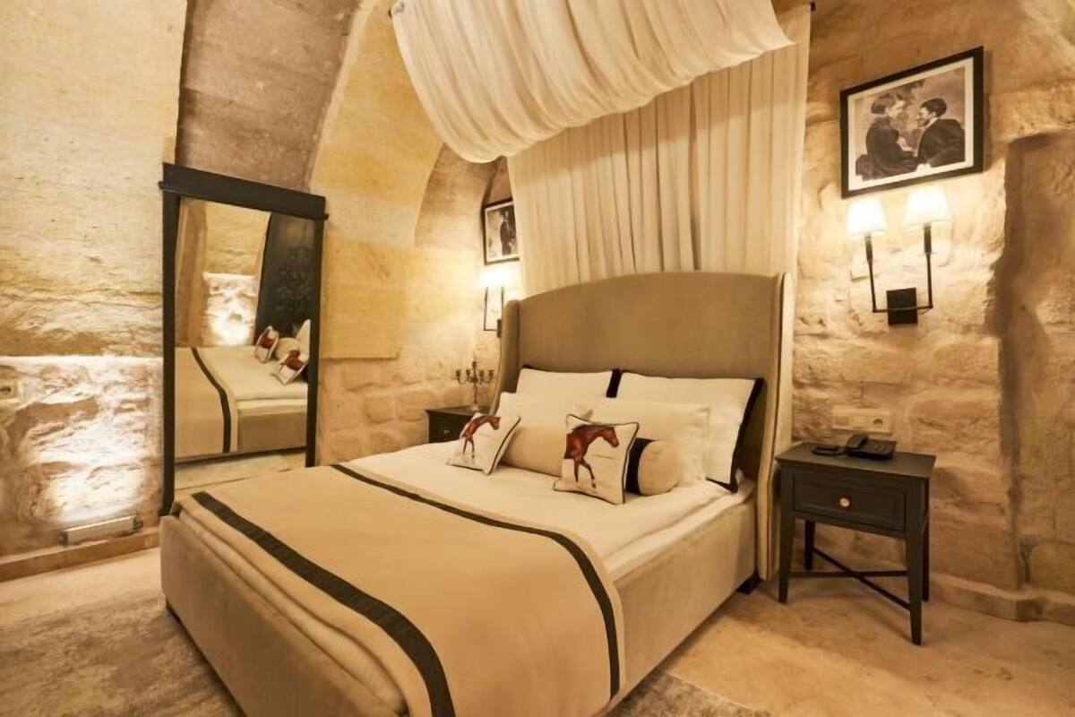 Sengetøy av topp kvalitet, minibar og safe på rommet