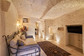 Turca Suite with Jacuzzi and Turkish Bath | บริเวณนั่งเล่น | ทีวีจอแอลซีดี 42 นิ้ว พร้อมช่องดาวเทียม, ทีวี