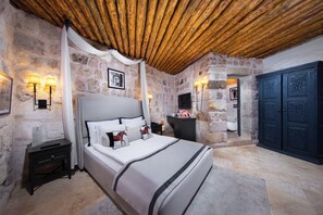 أغطية فراش متميزة وميني بار وخزنة داخل الغرفة وبديكورات فريدة لكل غرفة