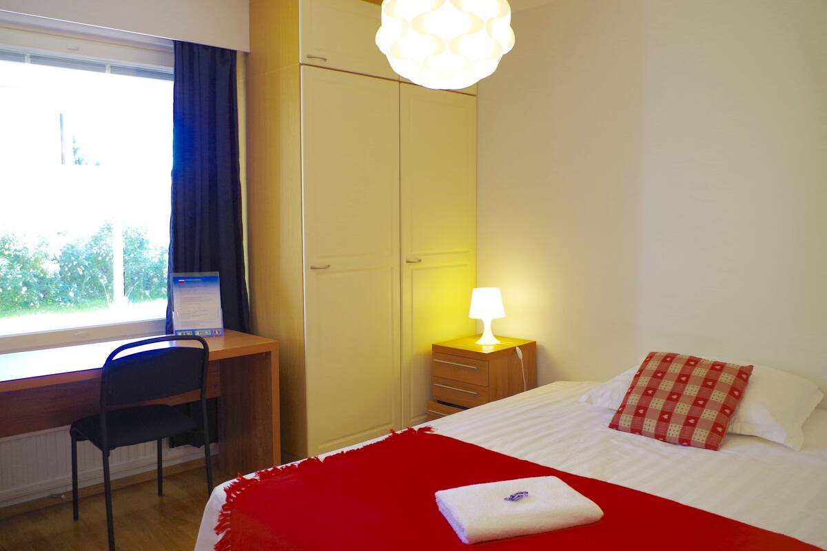 Standard Single Room, Shared Bathroom (Communal Kitchen) | Premium bedding, desk, blackout curtains, iron/ironing board
