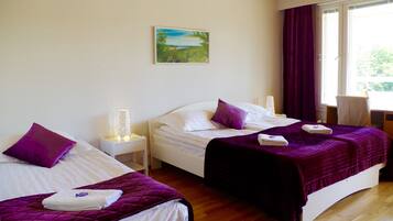 Sengetøy av topp kvalitet, skrivebord og blendingsgardiner