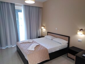 Quarto casal superior, 1 cama de casal, acessível, vista para a piscina | Ferros/tábuas de passar roupa, berços (sobretaxa)