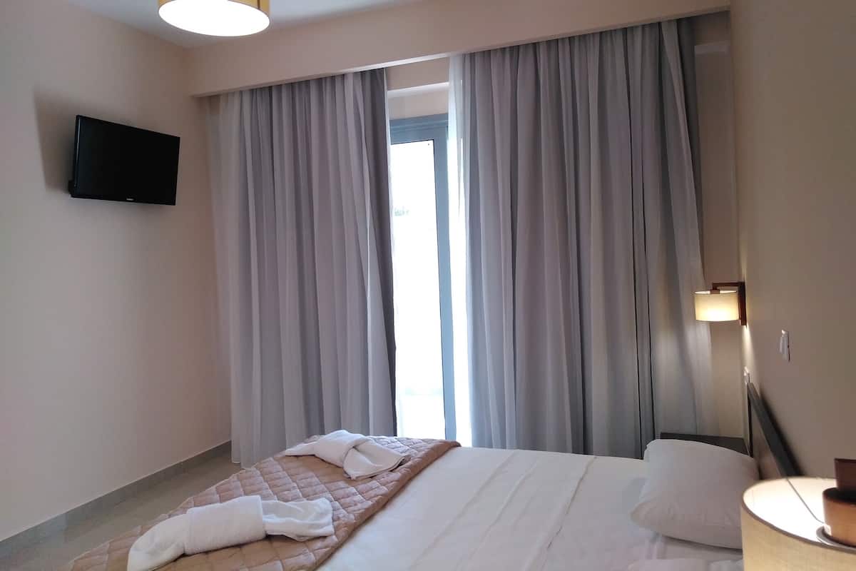 Suíte grand, 2 quartos, acessível, vista para a piscina | Ferros/tábuas de passar roupa, berços (sobretaxa)