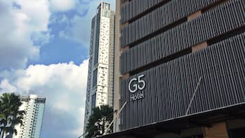 Vista frontal de la propiedad