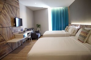 家庭四人房 | 迷你吧、客房内保险箱、办公桌、笔记本电脑工作区