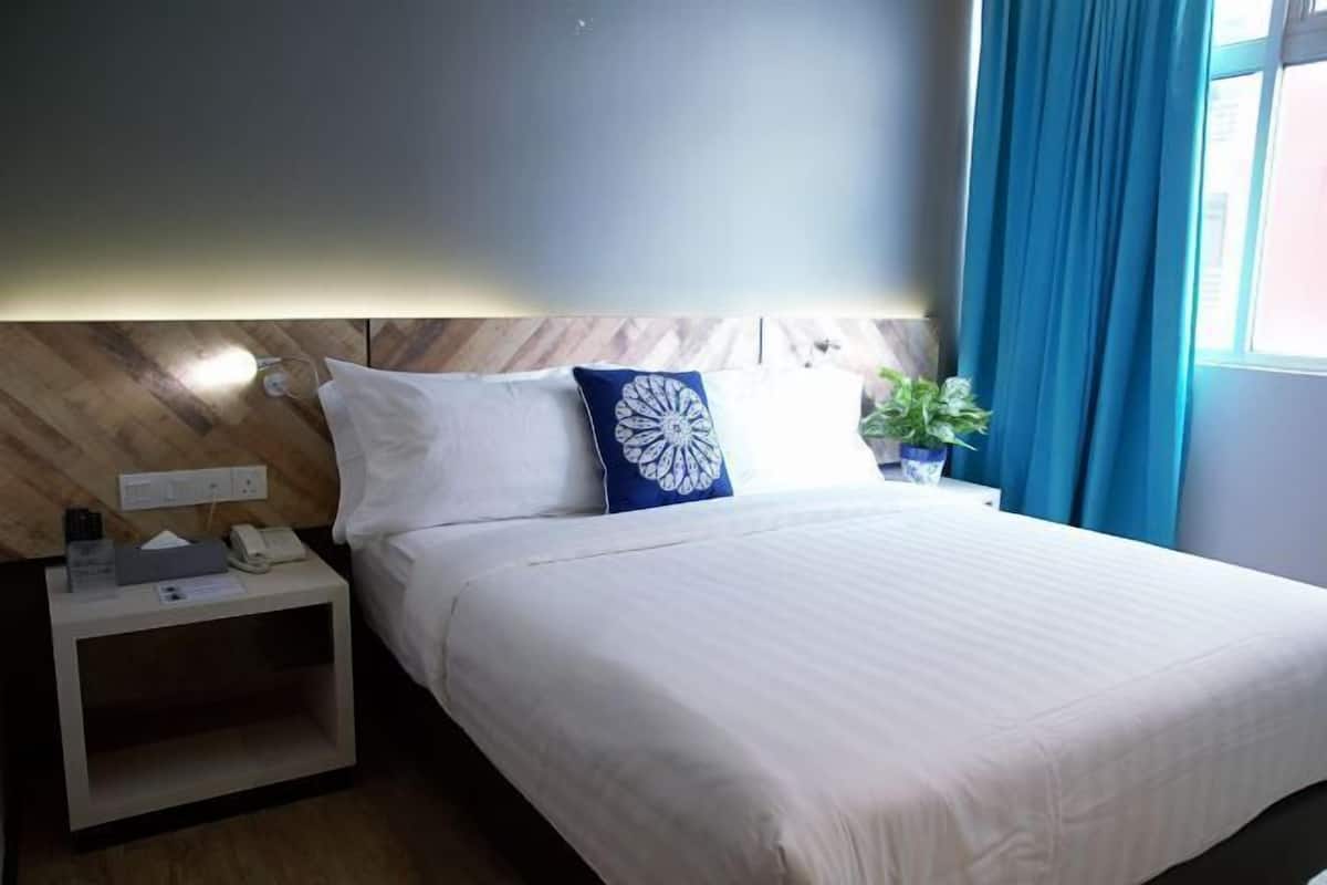 Minibar, caja de seguridad en la habitación y escritorio