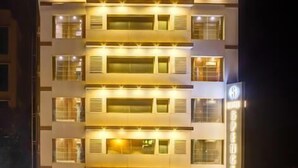 Front of property - Hotel Spencer (Thane)