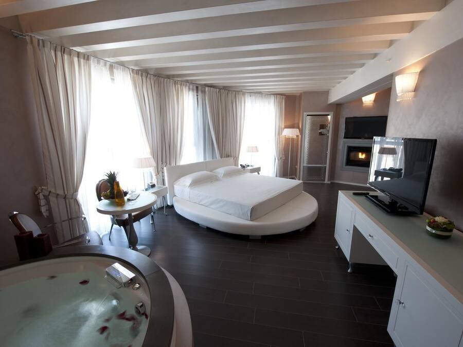 Minibar, safe på rommet, skrivebord og lydisolert