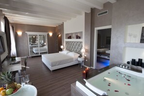 Minibar, in-room safe, desk, soundproofing - Hotel Morgana (Rodengo-Saiano)