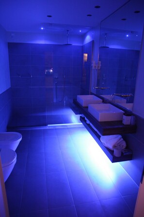 Buồng tắm vòi sen, đồ dùng nhà tắm miễn phí, máy sấy tóc 