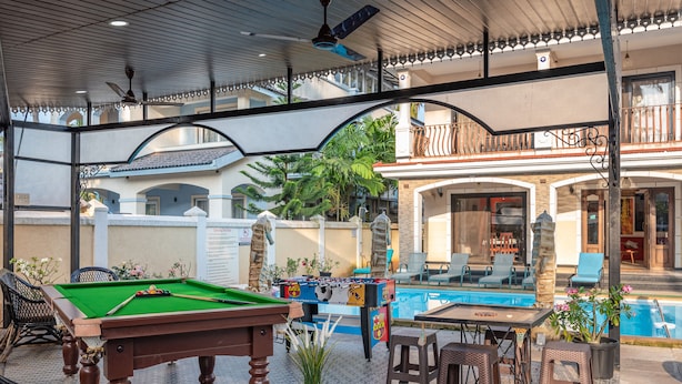 An indoor pool area with a pool table, lounge chairs, and a foosball table. - Villa Calangute Phase 10 (Calangute)