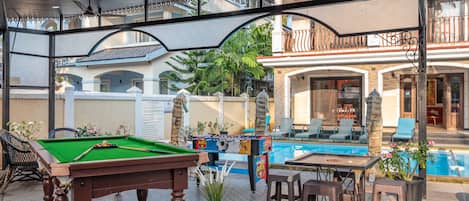 Vila Mewah, Beberapa Tempat Tidur, balkon, pemandangan kolam renang | Teras/patio