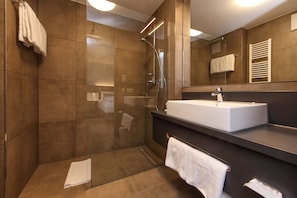 Shower, free toiletries, towels - Design & Lifestyle Hotel Estilo (Aalen)