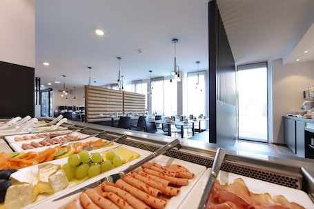 Colazione a buffet a pagamento, servita nel weekend . Design & Lifestyle Hotel Estilo