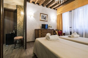 Quarto casal ou duplo, vista para o canal | Roupas de cama premium, edredons de pluma, frigobar