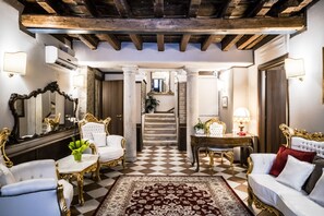 Área de estar no saguão