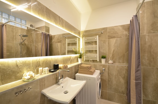Shower, hair dryer, towels - Munich Aparthotel (Munich)