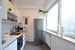 Frigorífico grande, microondas, placa de cocina y hervidor eléctrico