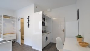 Un apartamento moderno con cocina, comedor y dormitorio.