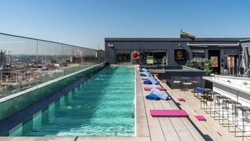 Piscine extérieure, parasols de plage, chaises longues