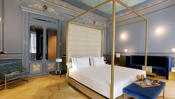 Axel Suite | Ropa de cama de alta calidad, minibar, caja fuerte y escritorio