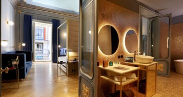 Un baño moderno con un espejo grande, un lavamanos y tocador.
