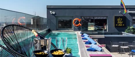 Utomhuspool, parasoller och solstolar