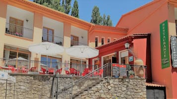 Breakfast, lunch and dinner served