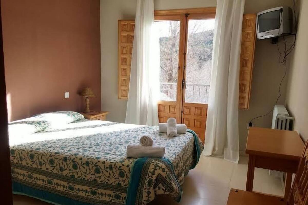 Escrivaninha, camas extras/dobráveis (sobretaxa), Wi-Fi de cortesia