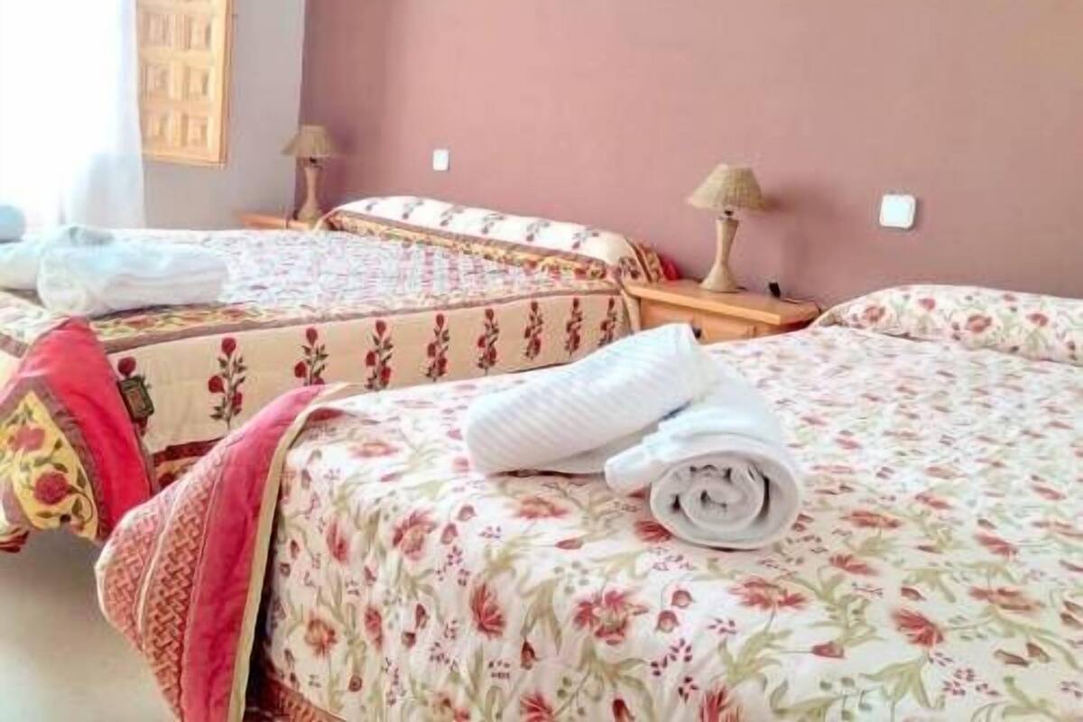 Quarto triplo | Escrivaninha, camas extras/dobráveis (sobretaxa), Wi-Fi de cortesia