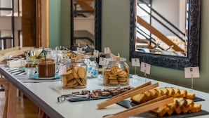 Montaje de bufé con diversos alimentos y utensilios sobre una mesa.